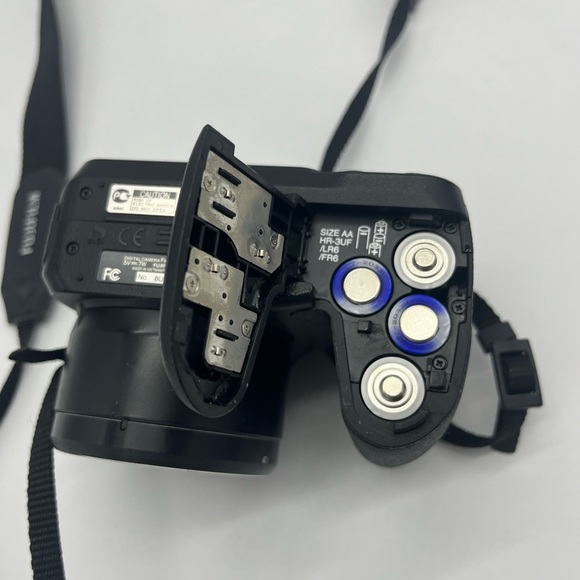 Fujifilm FinePix S2000HD 10 MP Wide Angle Digital Camera - Picture 8 of 11